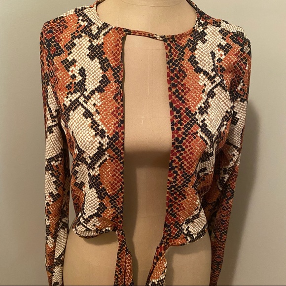 Boohoo Snake print crop long sleeve blouse - Picture 8 of 13